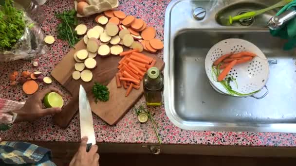 Vista Alto Angolo Uomo Preparare Verdure Cucina — Video Stock