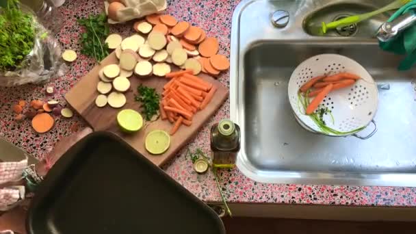 Alto Ángulo Visión Hombre Preparando Verduras Cocina — Vídeo de stock