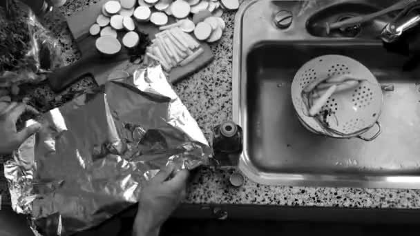 Vysoký Úhel Pohledu Muž Připravuje Zeleninu Kuchyni — Stock video