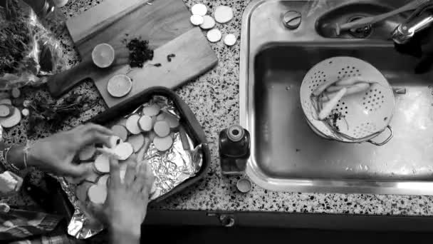 高角度ビューマンキッチンで野菜を準備 — ストック動画