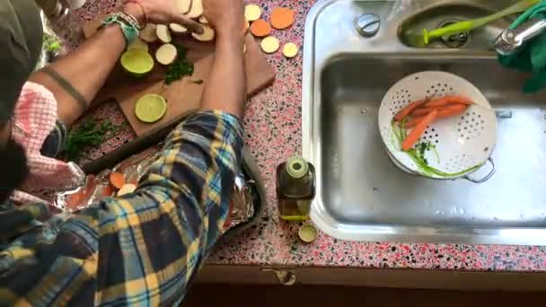 Hochwinkel Ansicht Mann Bereitet Gemüse Der Küche — Stockvideo