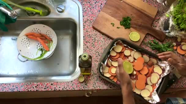 Alto Ángulo Visión Hombre Preparando Verduras Cocina — Vídeo de stock