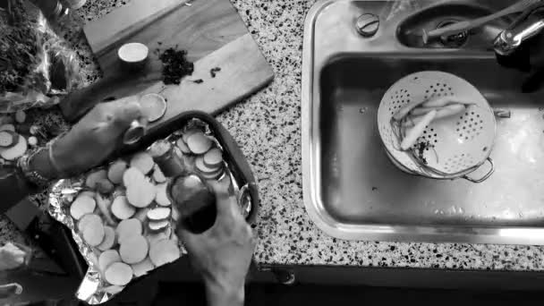 Hoge Hoek Uitzicht Man Voorbereiding Van Groenten Keuken — Stockvideo