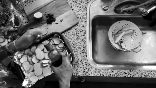 Alto Ángulo Visión Hombre Preparando Verduras Cocina — Vídeos de Stock