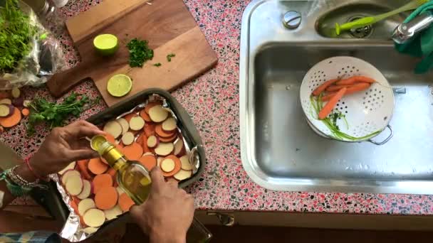 Homme Vue Grand Angle Préparant Des Légumes Dans Cuisine — Video