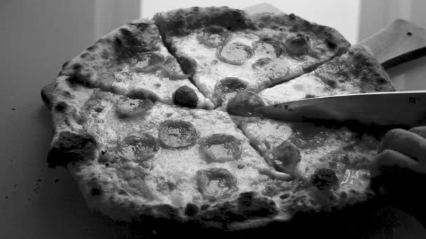 Άνθρωπος Προετοιμασία Πίτσα Στο Σπίτι Για Μεσημεριανό Γεύμα — Αρχείο Βίντεο