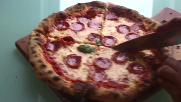 Man Förbereda Pizza Hemma För Lunch — Stockvideo