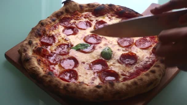 Hombre Preparando Pizza Casa Para Almuerzo — Vídeos de Stock