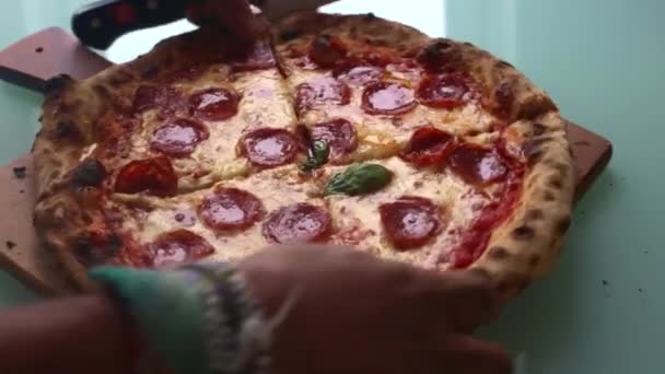 Homem Preparando Pizza Casa Para Almoço — Vídeo de Stock