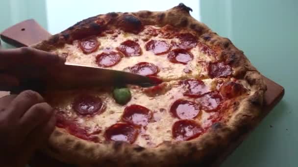 Man Förbereda Pizza Hemma För Lunch — Stockvideo