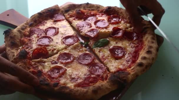 Человек Готовит Пиццу Дома Обед — стоковое видео
