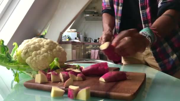 Pessoa Que Prepara Legumes Cozinha — Vídeo de Stock