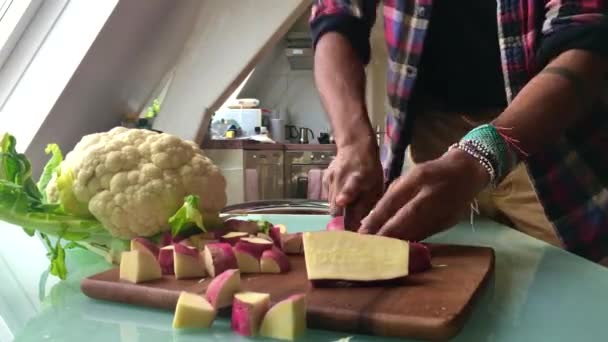 Людина Готує Овочі Кухні — стокове відео