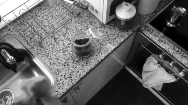 Mutfakta espresso yapan adamın üst görüntüsü - 8 saniye.