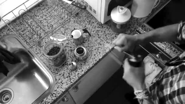 Bovenaanzicht Van Mens Die Espresso Koffie Zet Keuken Sec — Stockvideo