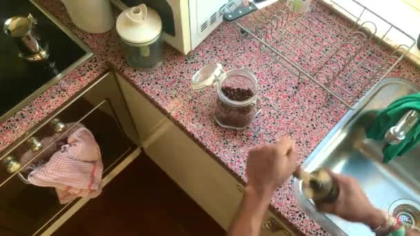 Vista Superior Del Hombre Haciendo Café Expreso Cocina Seg — Vídeo de stock