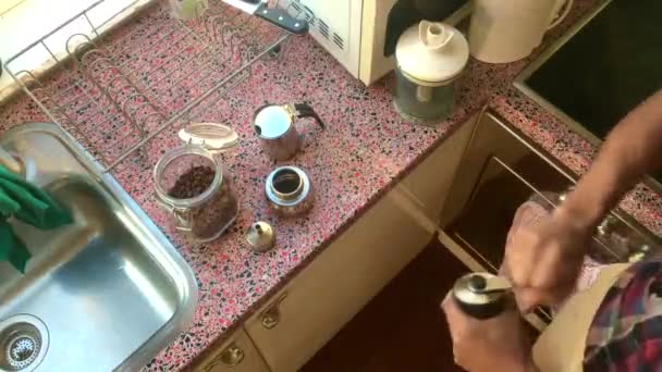 キッチンでエスプレッソコーヒーを作る男のトップビュー — ストック動画