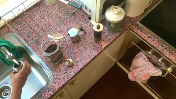 Κάτοψη Του Ανθρώπου Που Φτιάχνει Καφέ Espresso Στην Κουζίνα Sec — Αρχείο Βίντεο