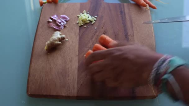 Υψηλής Γωνίας Άποψη Αρσενικό Κοπής Λαχανικά Στην Κουζίνα Sec — Αρχείο Βίντεο