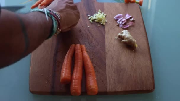 Vista Alto Ângulo Masculino Cortar Legumes Cozinha Seg — Vídeo de Stock