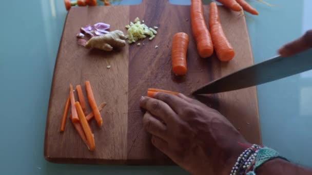 Hoge Hoek Uitzicht Mannelijke Snijden Groenten Keuken Sec — Stockvideo