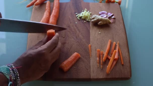 Alto Ángulo Vista Macho Cortar Verduras Cocina Seg — Vídeos de Stock