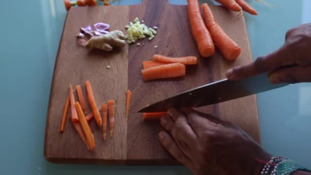 Alto Ángulo Vista Macho Cortar Verduras Cocina Seg — Vídeo de stock