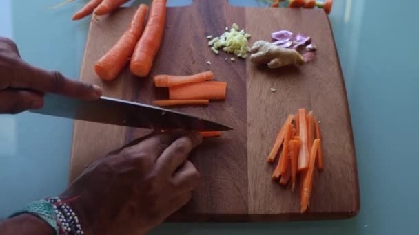 Hoge Hoek Uitzicht Mannelijke Snijden Groenten Keuken Sec — Stockvideo