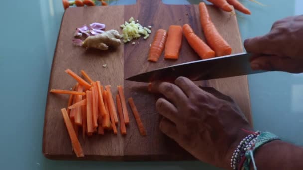 高い角度ビュー男性キッチンで野菜を切り刻む — ストック動画