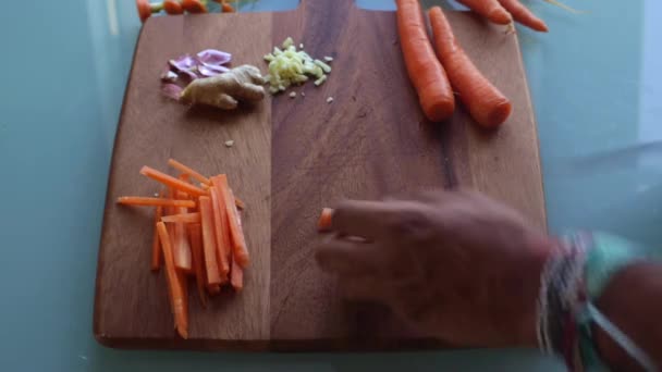 Vista Angolo Alto Maschio Tagliando Verdure Cucina Sec — Video Stock