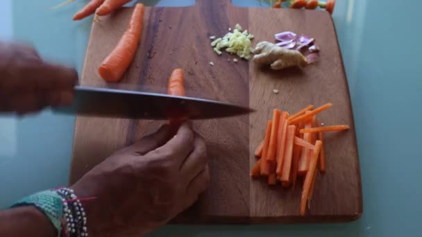 Vista Alto Ângulo Masculino Cortar Legumes Cozinha Seg — Vídeo de Stock