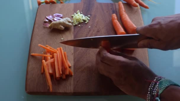 高い角度ビュー男性キッチンで野菜を切り刻む — ストック動画