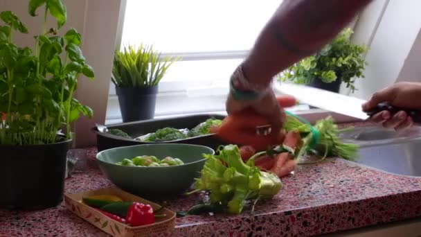Homme Préparant Repas Végétalien Dans Cuisine — Video