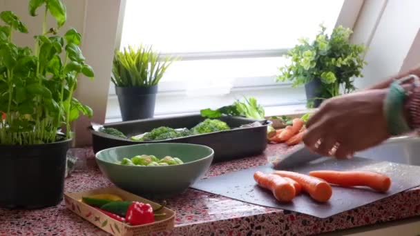 Muž Připravuje Veganské Jídlo Kuchyni — Stock video