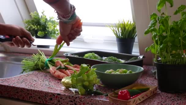 Чоловік Готує Веганську Їжу Кухні — стокове відео