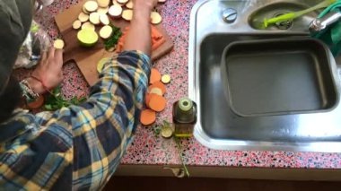 Mutfakta vejetaryen yemeği yapan adamın en iyi görüntüsü. 