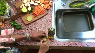 Mutfakta vejetaryen yemeği yapan adamın en iyi görüntüsü. 