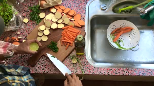 Vista Superior Homem Fazendo Refeição Vegan Cozinha — Vídeo de Stock