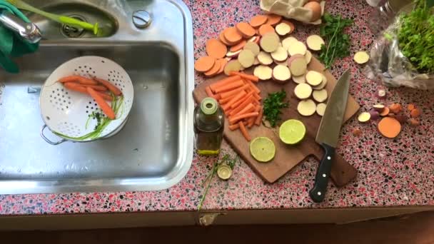 Vista Superior Del Hombre Haciendo Comida Vegana Cocina — Vídeo de stock