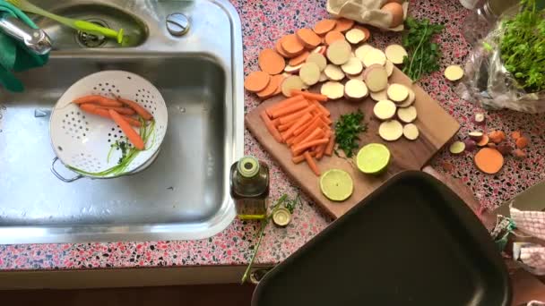 Vista Superior Homem Fazendo Refeição Vegan Cozinha — Vídeo de Stock