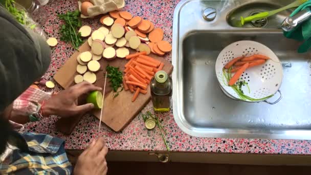 Vista Superior Del Hombre Haciendo Comida Vegana Cocina — Vídeo de stock