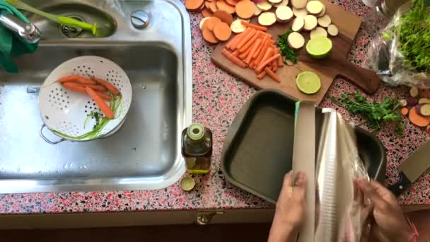 Top Widok Człowieka Podejmowania Wegańskie Posiłek Kuchni — Wideo stockowe