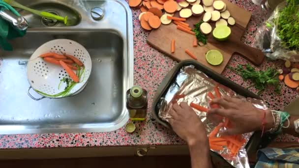 Vista Superior Del Hombre Haciendo Comida Vegana Cocina — Vídeo de stock