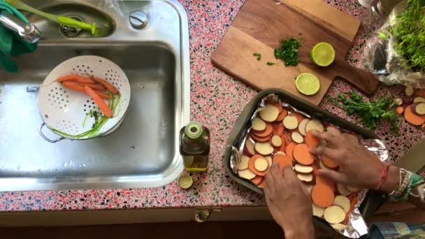 Vue Dessus Homme Faisant Repas Végétalien Dans Cuisine — Video