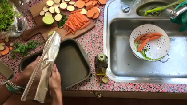 キッチンでビーガン料理を作る男のトップビュー — ストック動画