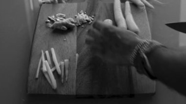 Öğle yemeği saatinde mutfakta vejetaryen yemeği yapan kişinin üst görüntüsü.