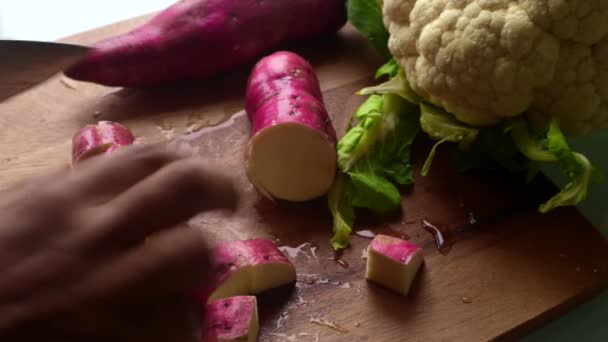 Bovenaanzicht Van Persoon Die Veganistische Maaltijd Maakt Keuken Tijdens Lunch — Stockvideo