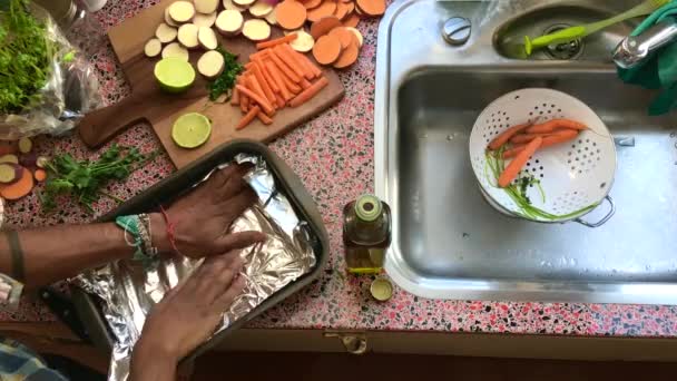 Öğle Yemeği Saatinde Mutfakta Vejetaryen Yemeği Yapan Kişinin Üst Görüntüsü — Stok video