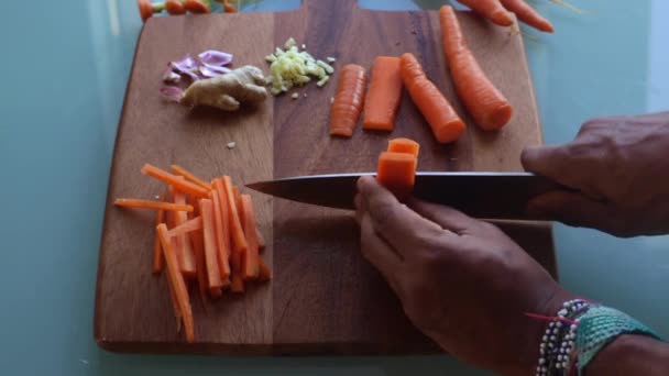 昼食時にキッチンでビーガン料理を作る人のトップビュー — ストック動画