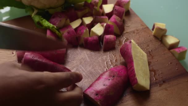 Bovenaanzicht Van Persoon Die Veganistische Maaltijd Maakt Keuken Tijdens Lunch — Stockvideo
